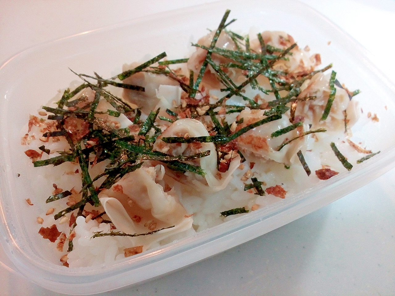 お弁当　餃子ときざみ海苔と小魚ふりかけのご飯