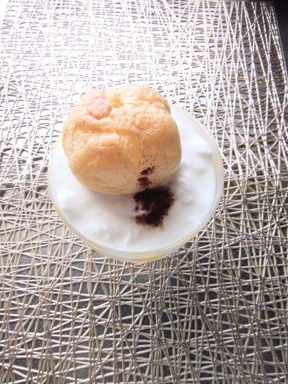 お菓子と飲み物♪ヨーグルト（シュークリーム）