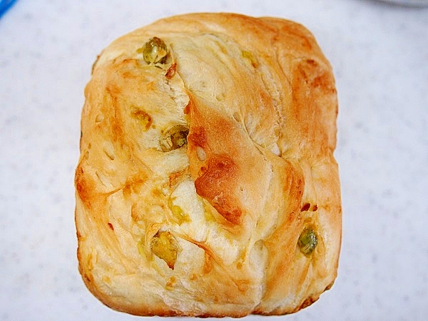 白い皿にのせたうぐいす豆パン