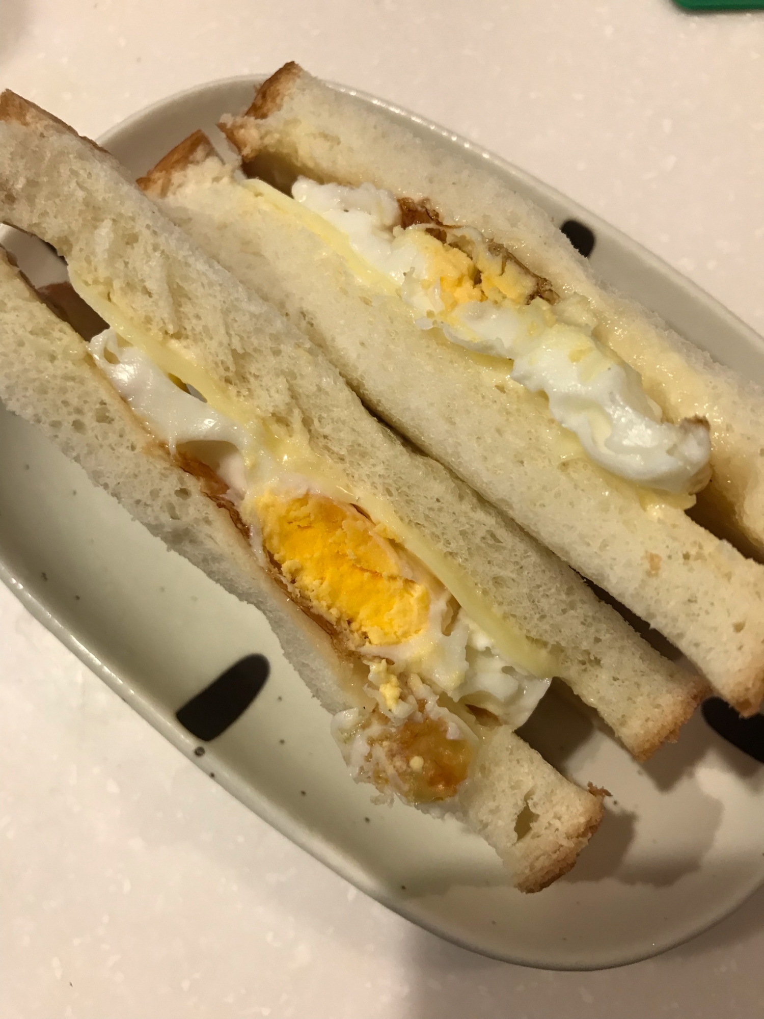 簡単！卵とチーズのサンドイッチ！