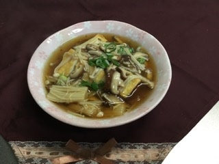 少しあんが多かったので、生姜を入れて、蕎麦にかけて食べました。厚揚げだけでなく、美味しいキノコあんでした。