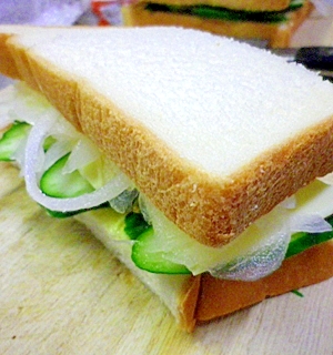 噛みしめる幸せ…１枚でパン耳を楽しめるサンドイッチ