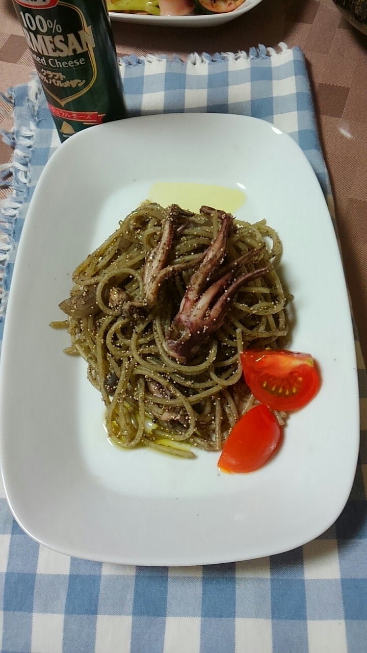 白い皿に盛られた、イカスミたらこパスタ