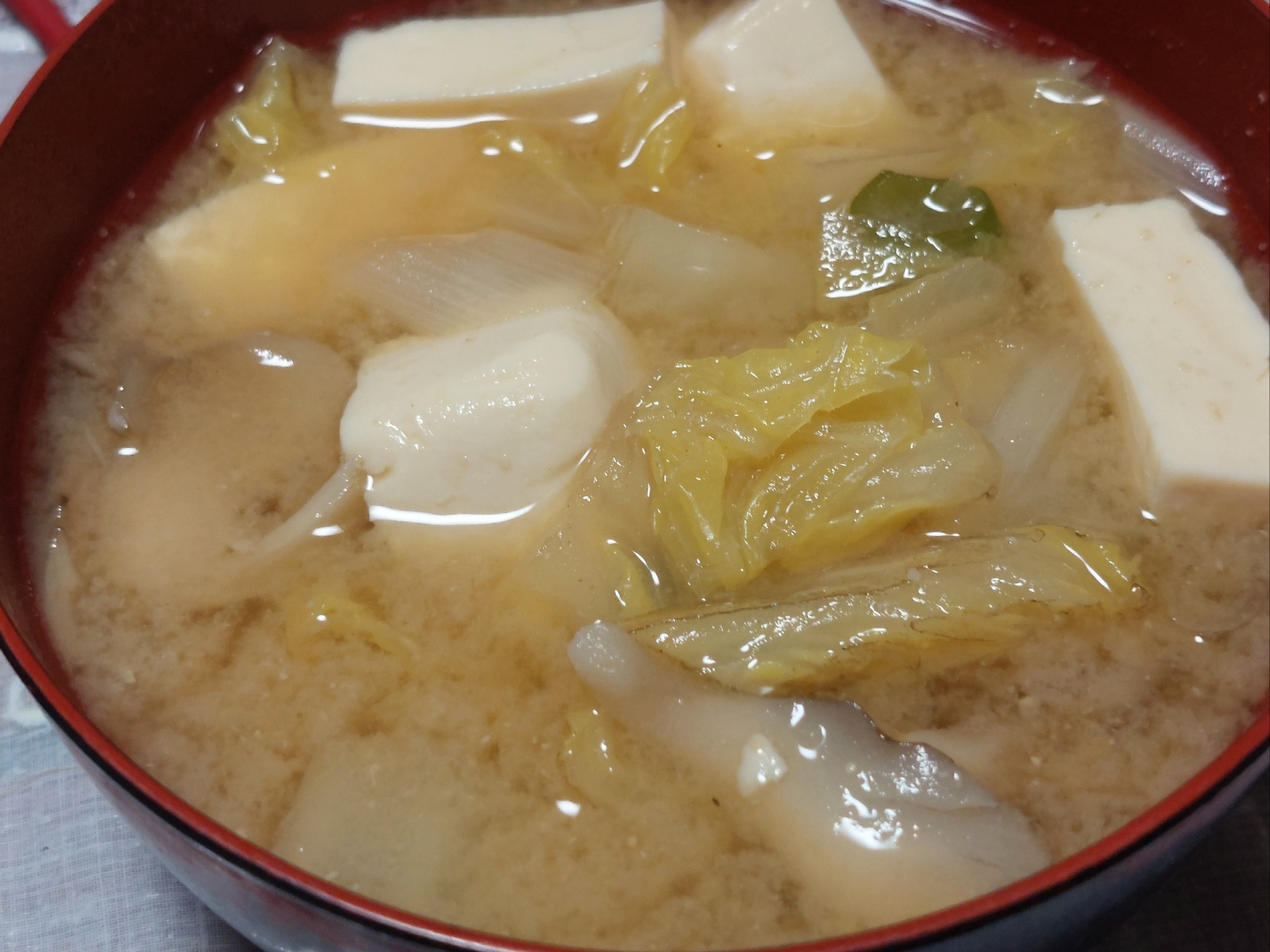 豆腐 白菜 舞茸 ネギの味噌汁