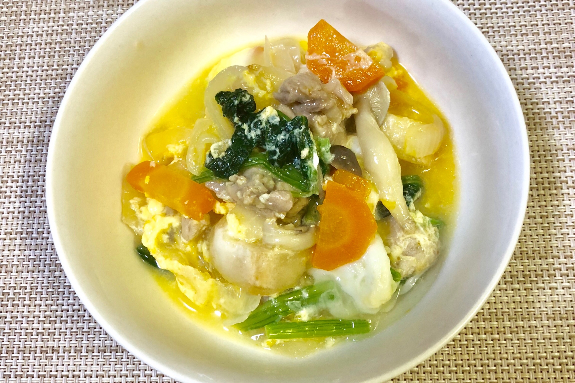 鶏モモ肉と玉ねぎしめじ人参ほうれん草お麩の卵とじ レシピ 作り方 By Yukamama 楽天レシピ