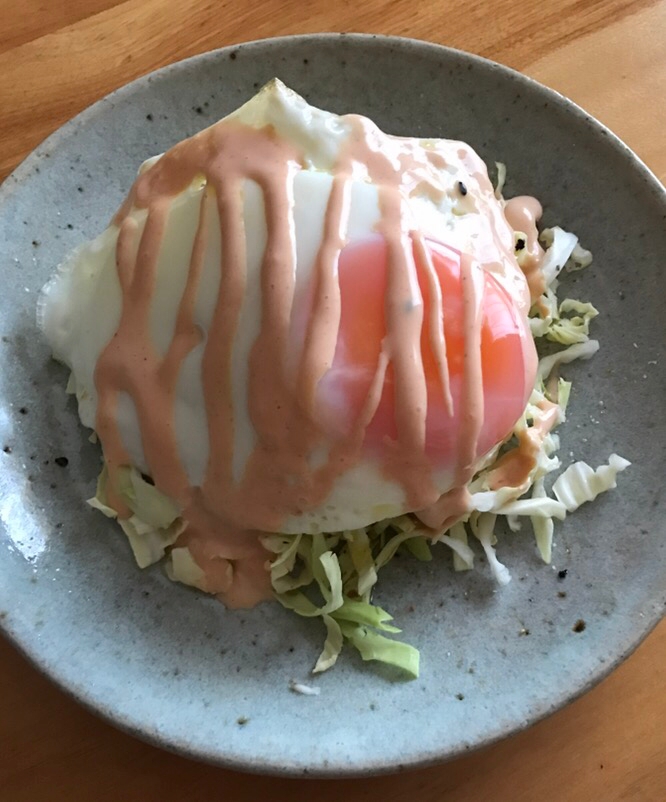 キャベツと目玉焼きのカレーオーロラサラダ