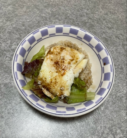 レタスのせた目玉焼き丼