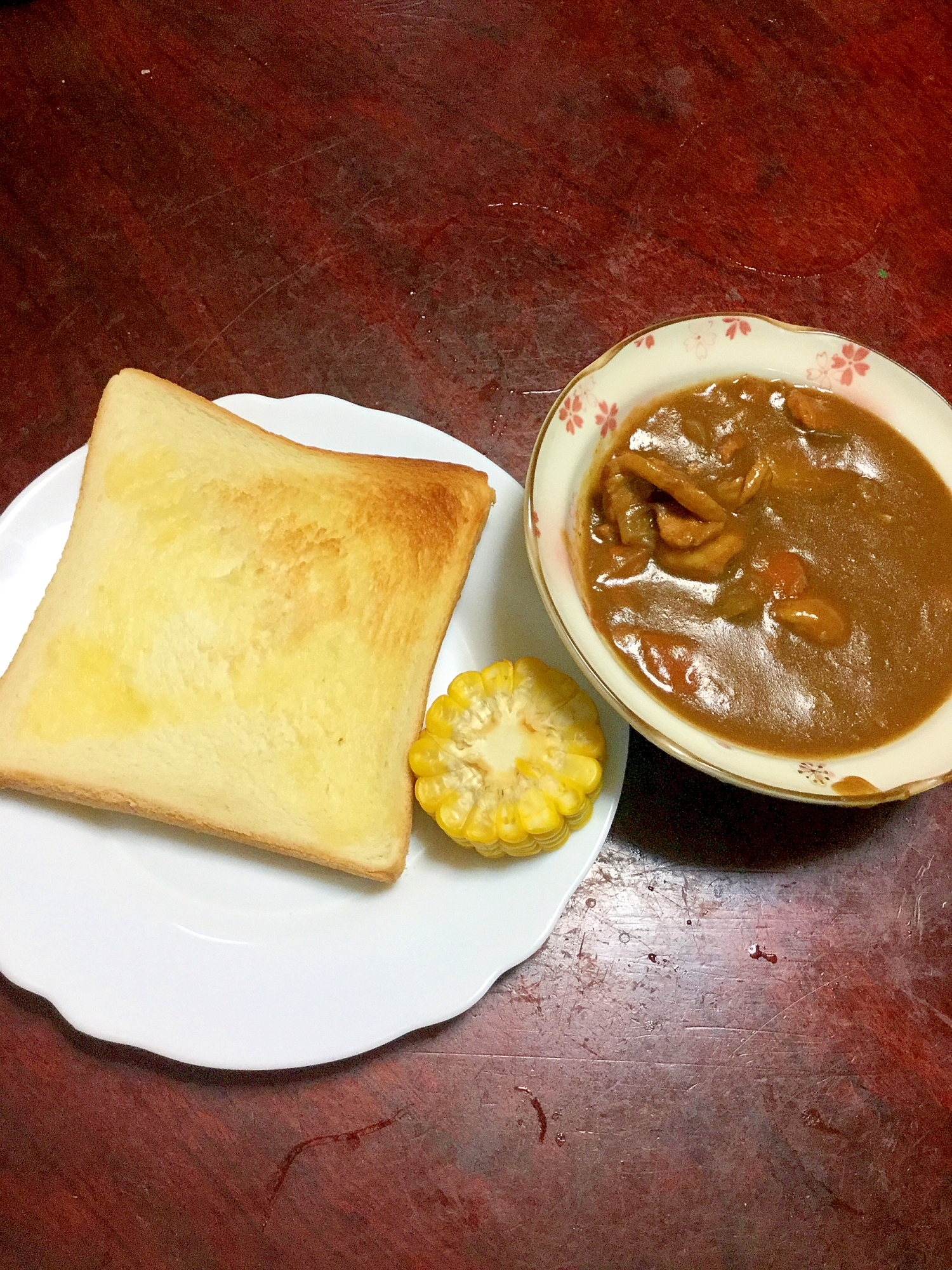 豚とズッキーニのカレーと食パン＆とうもろこし。