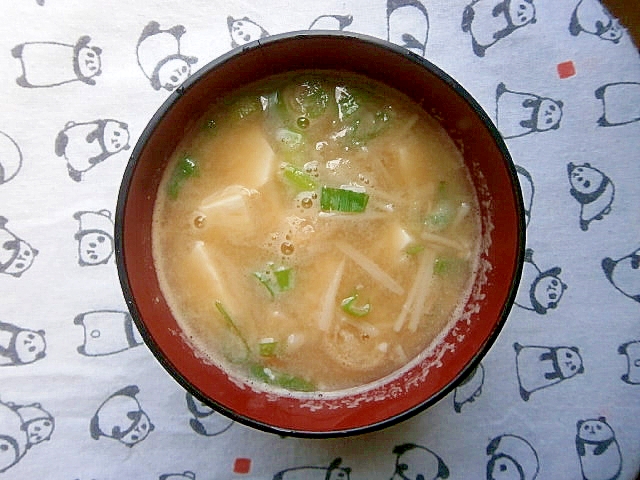 豆腐・えのき・油揚げの味噌汁