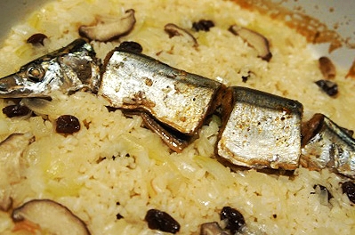 フライパンで簡単、燻製秋刀魚とキノコのパエリア