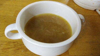 じっくり炒めて作るのは初めです。
小さめの玉葱しかなかったので、三個使いましたが、スープが濁ってしまいかなり甘めになってしまいました次は分量を調整して作ります♪