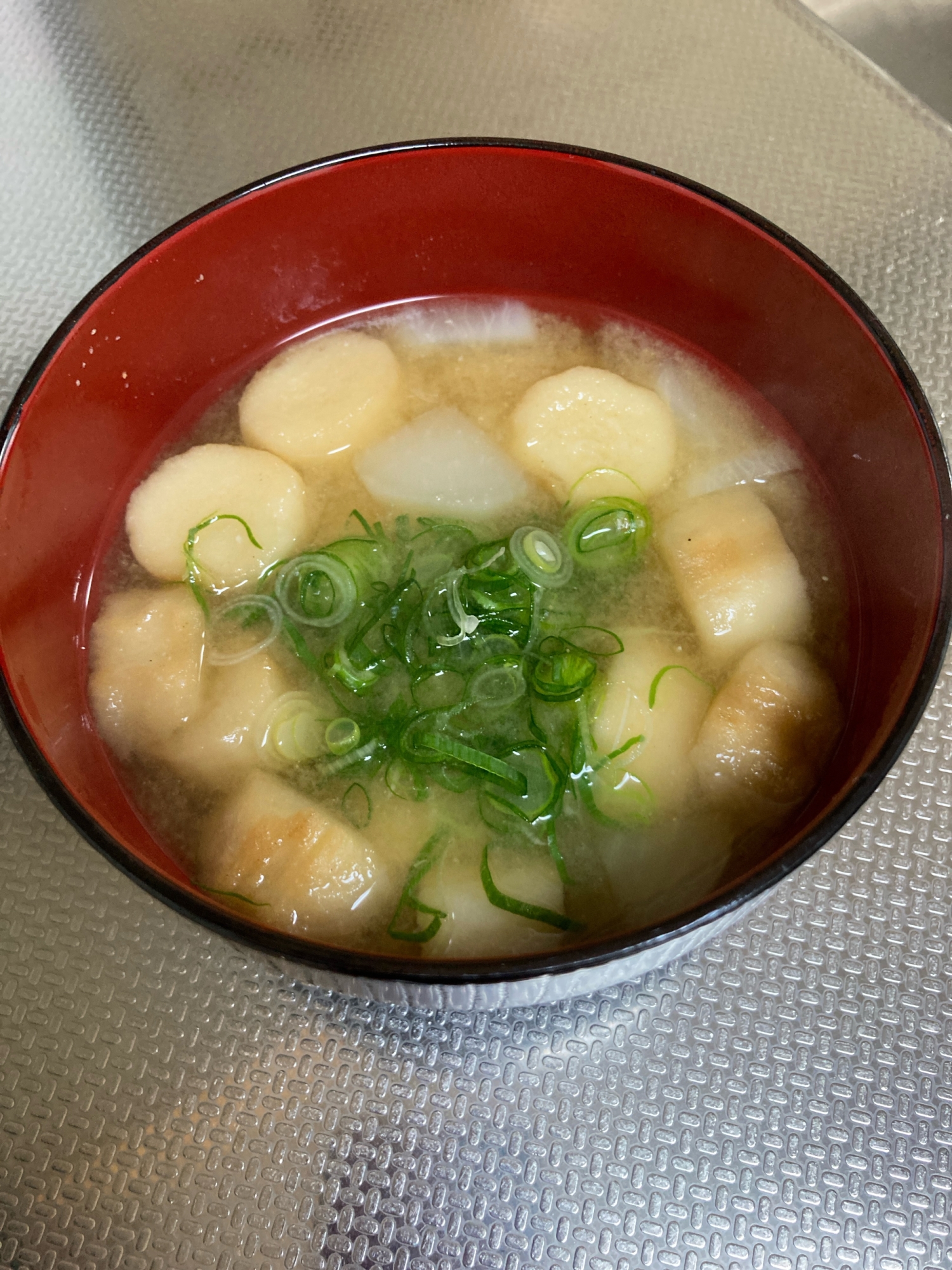 今が旬。小蕪と麩の味噌汁