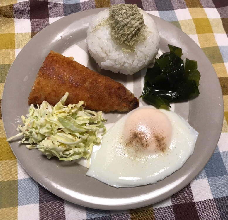 とろろ昆布おむすび、鯖フライと目玉焼きの朝ごはん