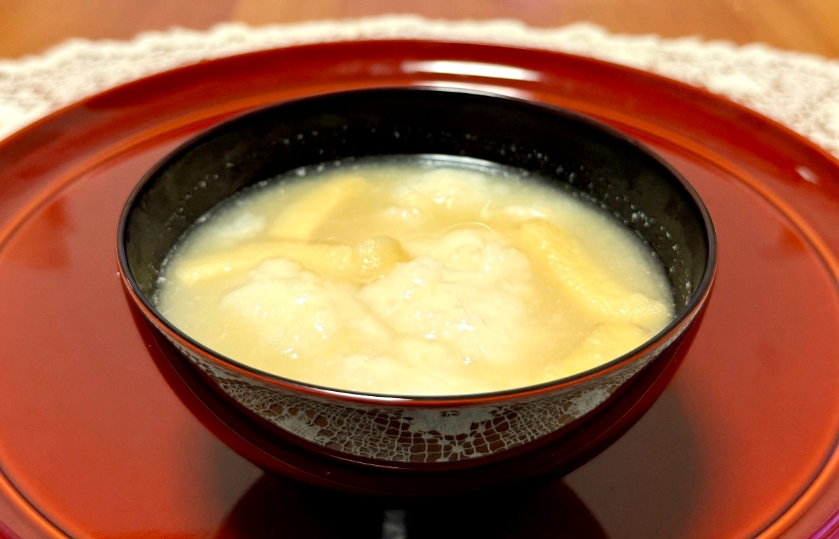 とろりんとぅるるん！餅粉入り長芋と油揚げの☆味噌汁
