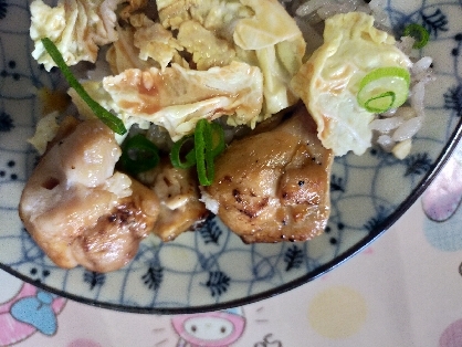 焼き鳥とキムチのめんつゆマヨ丼