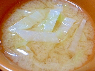 キャベツと大根の味噌汁