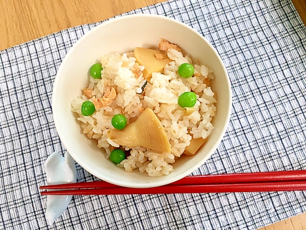 春の香りいっぱい！グリンピースと鮭缶を使った筍ご飯