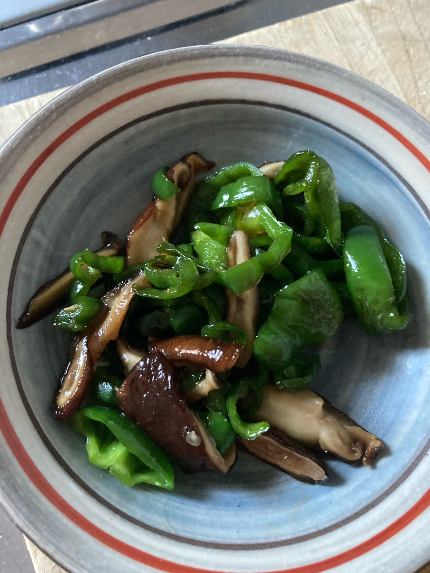 お弁当にも♪ピーマンと椎茸の甘醤油炒め