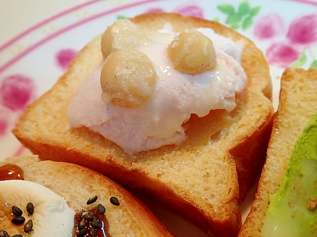 苺アイスとマカダミアナッツのデニッシュパン