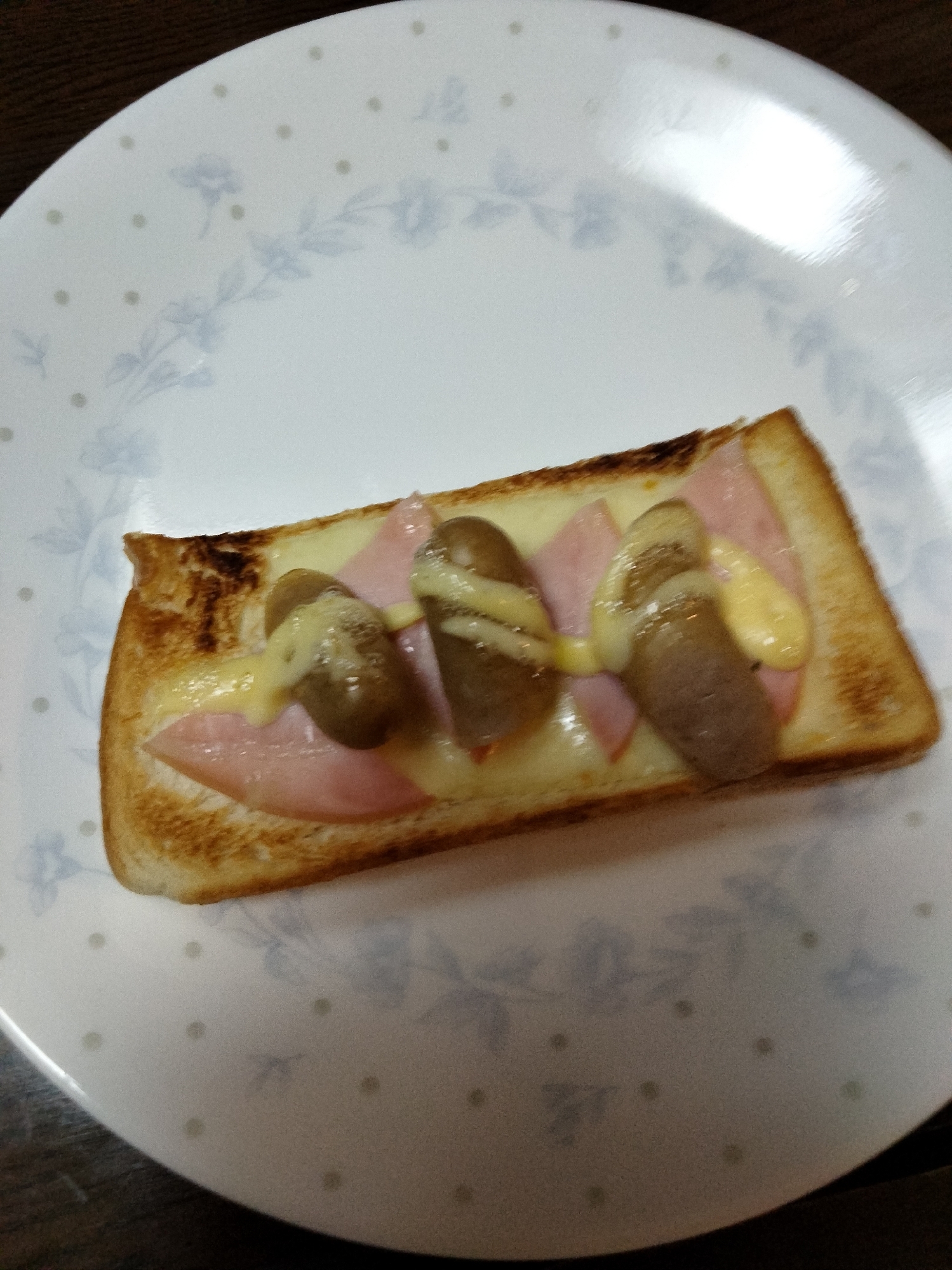 チーズトーストアレンジ ウインナー&ハムのせて