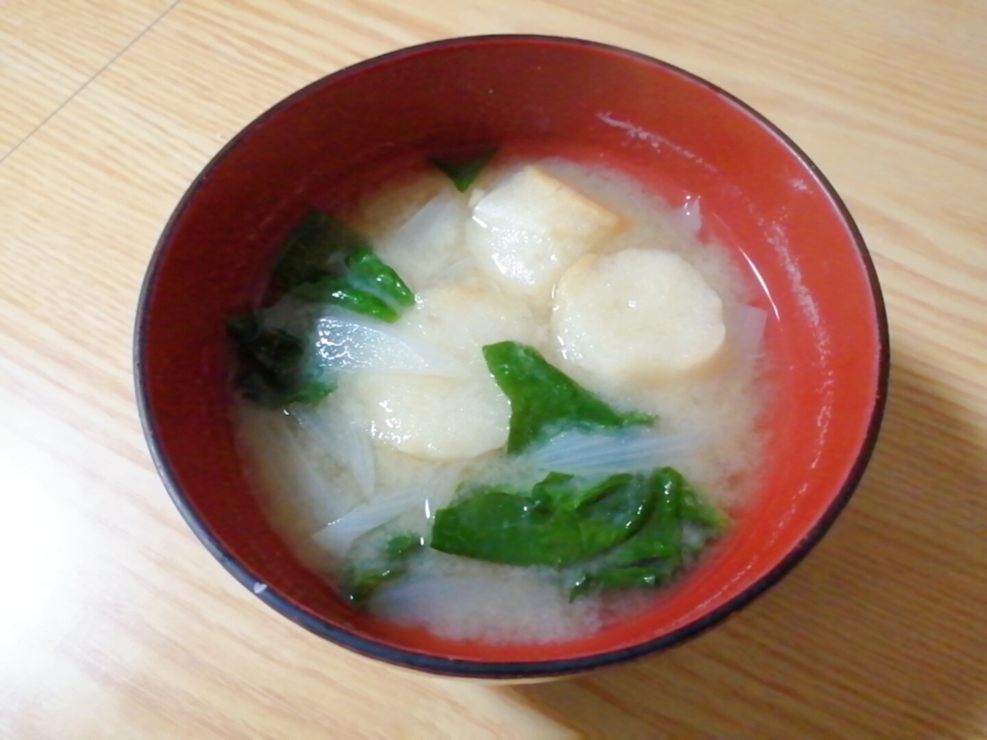 玉ねぎとほうれん草と麩の味噌汁