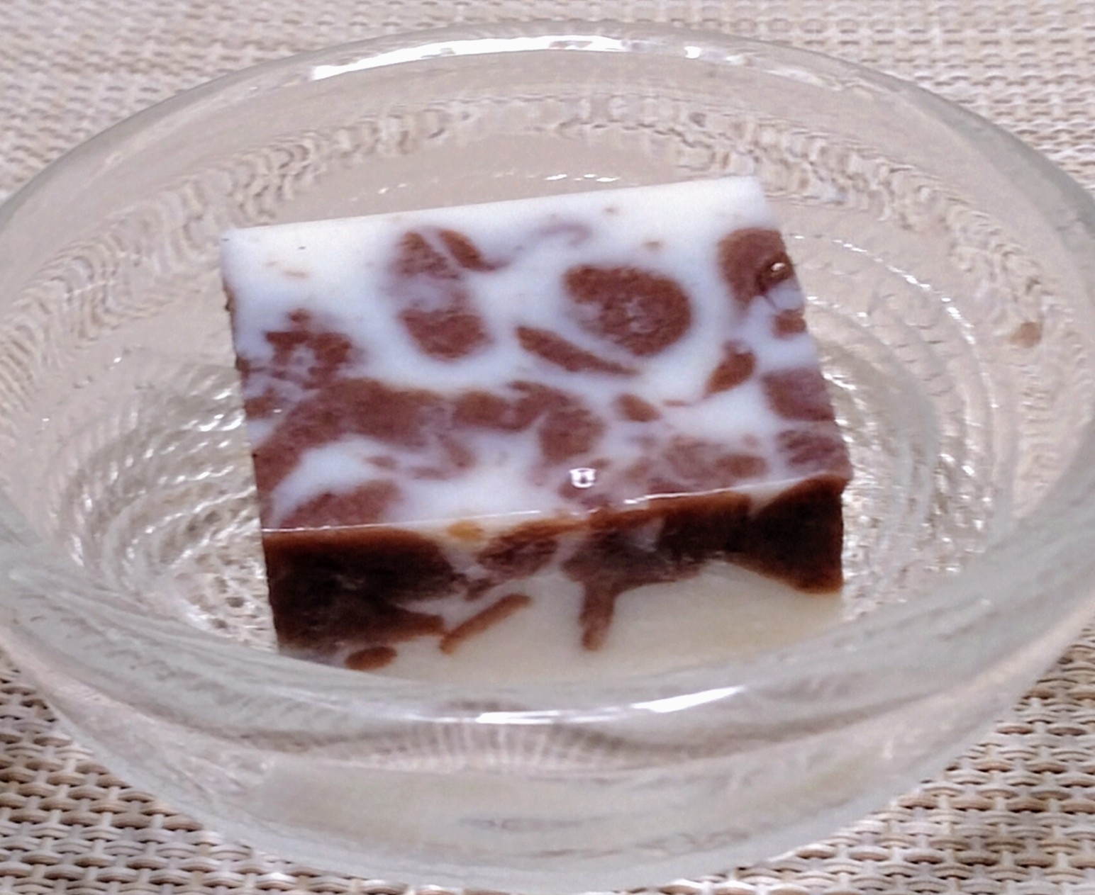 マーブル模様の小豆あんの牛乳寒天