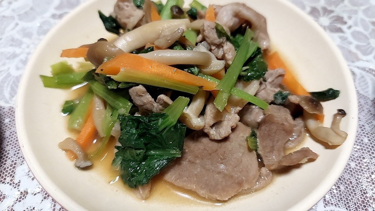小松菜と豚肉と人参としめじのポン酢生姜炒め