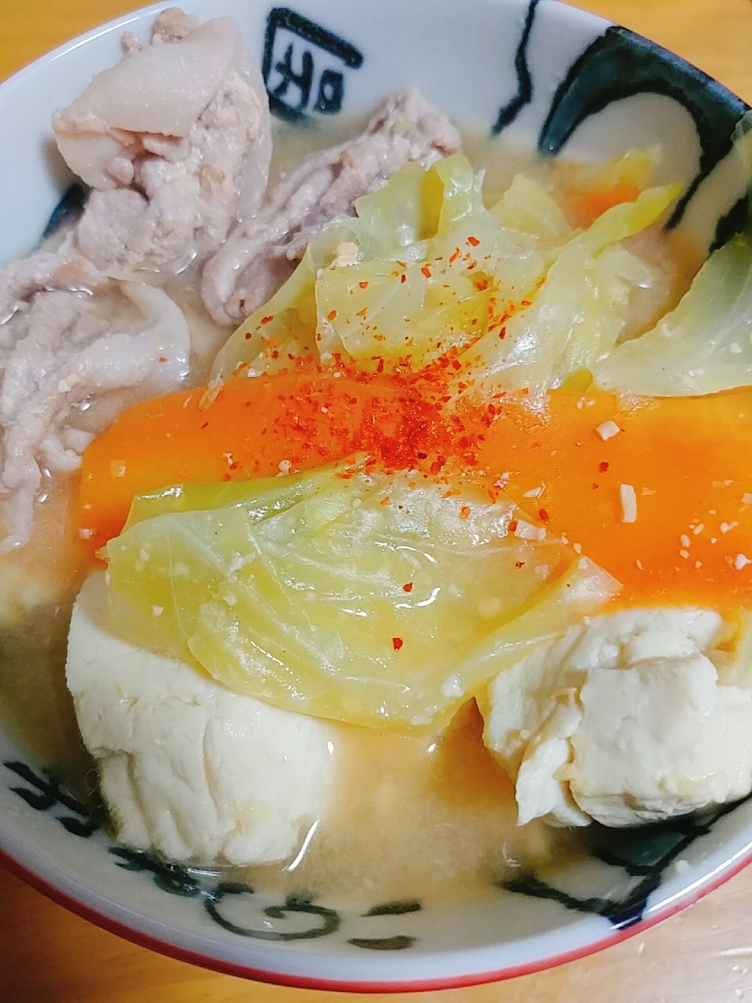 キャベツ　豆腐　ニンジンの豚汁