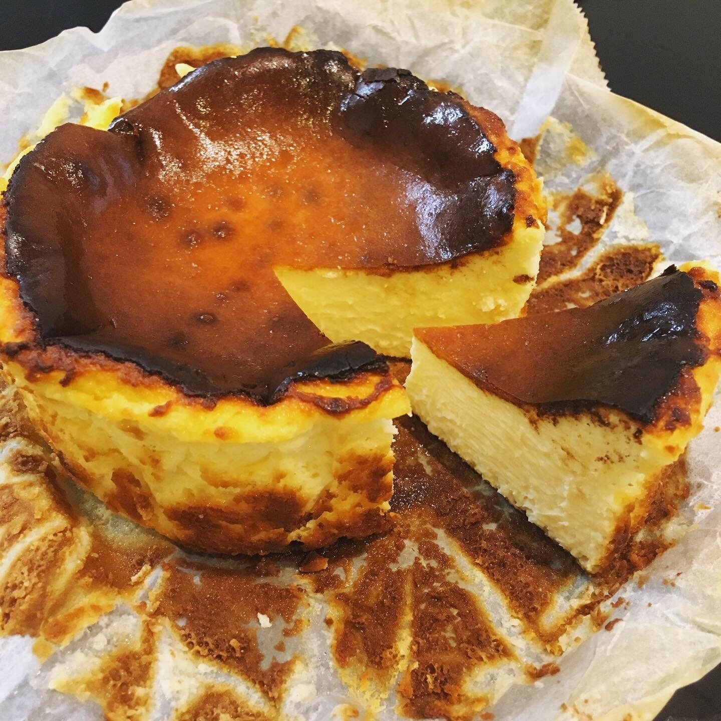 混ぜるだけ簡単!とろとろバスク風チーズケーキ♪ レシピ 混ぜるだけ簡単!とろとろバスク風チーズケーキ♪ レシピ