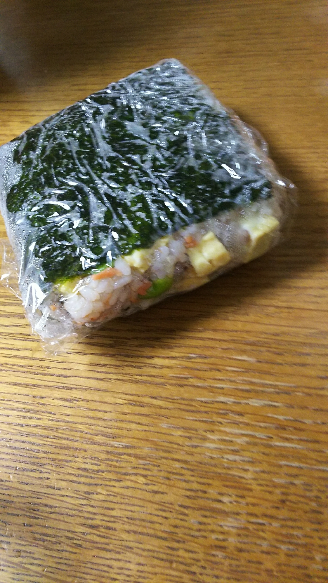 卵と枝豆と鮭フレークのおにぎり