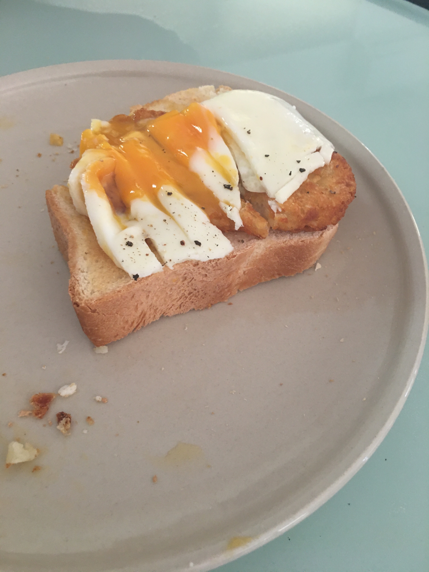 ハッシュドブラウンと卵で簡単トースト