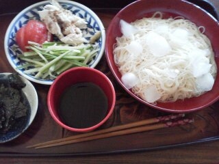 鶏ささみとキュウリトマトのさっぱりゴマ素麺