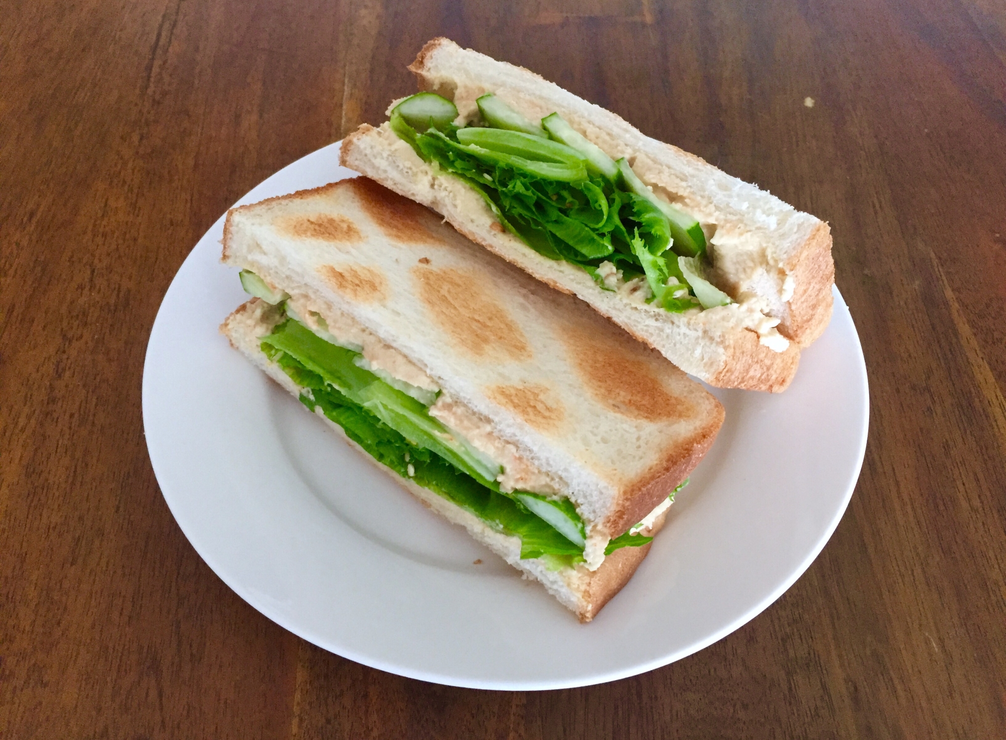 フムスと野菜のサンドウィッチ