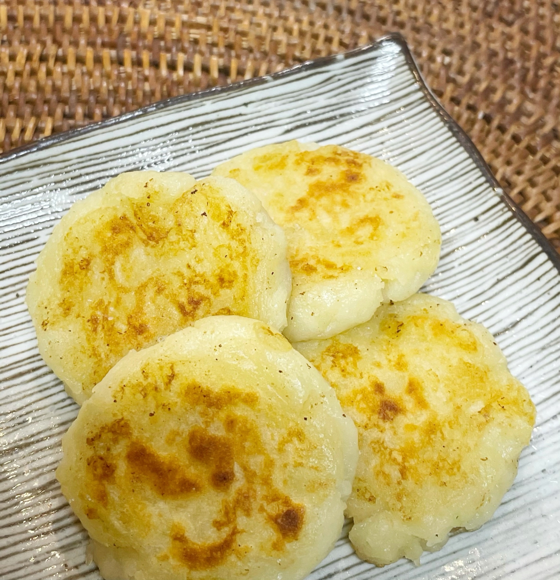 揚げない じゃがバタ味のじゃがいも餅 プレーン レシピ 作り方 By Coront 楽天レシピ 揚げない じゃがバタ味のじゃがいも餅 プレーン レシピ 作り方 By Coront 楽天レシピ