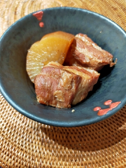 ホロホロに柔らかくなって味染みの豚バラ肉と大根が美味しい♪
レシピ丁寧だけど簡単なのが嬉しいです