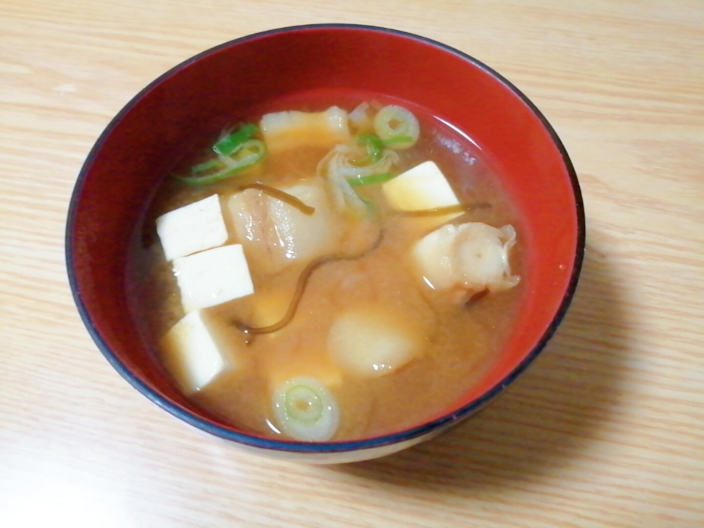 豆腐と麩と塩昆布とねぎの味噌汁