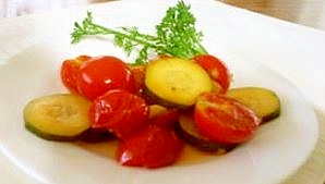 皿に盛り付けられたズッキーニのピクルス