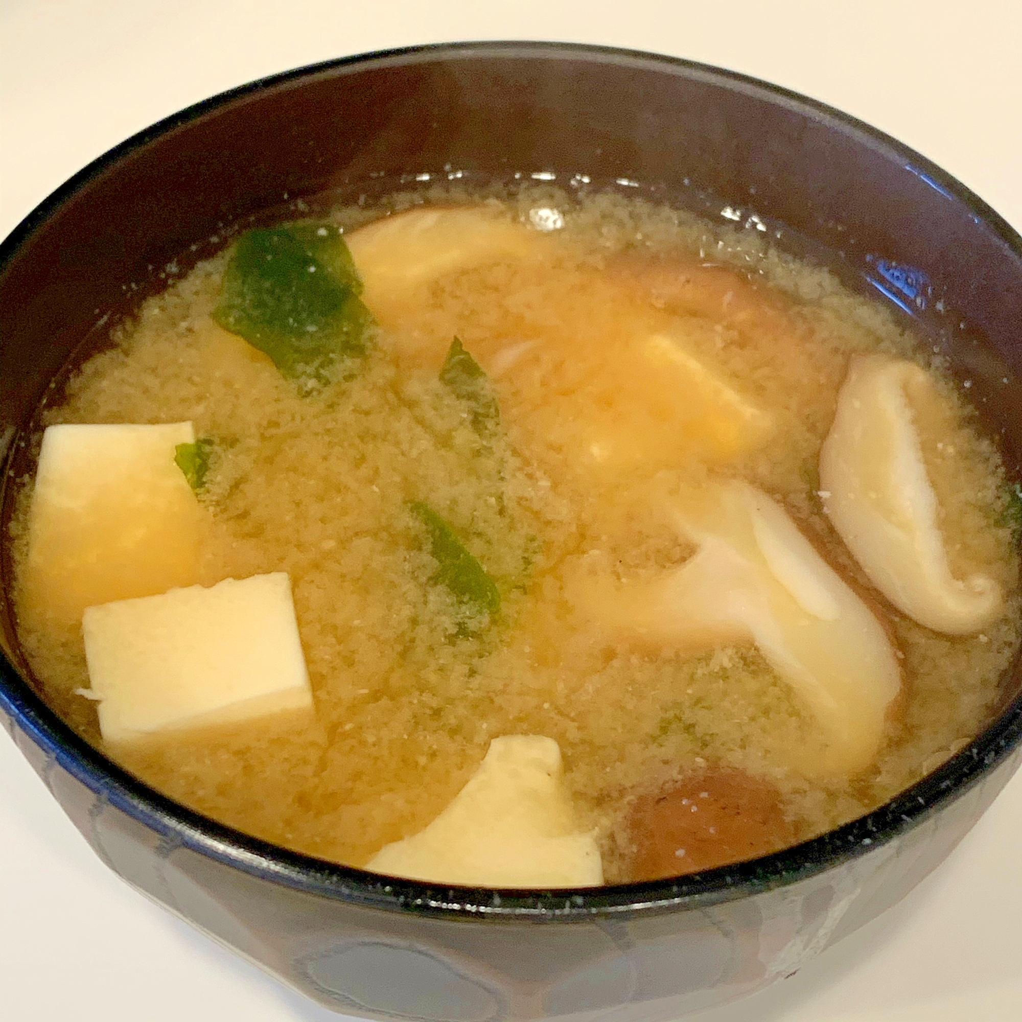 豆腐と椎茸とワカメの味噌汁