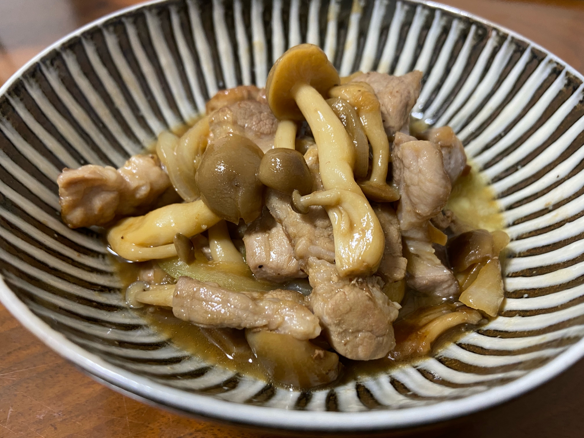 豚肩ロースとしめじのバター醤油炒め