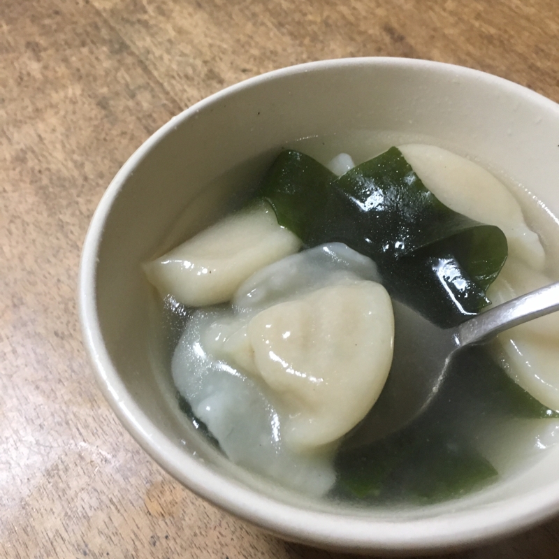 中華味で！ワカメと水餃子のスープ