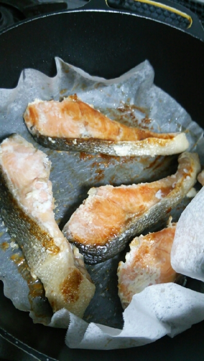 こんにちは(o^－^o)
秋鮭ではないかもだけど、美味しく焼けましたよ♪
これはシートを丸めてポイなので、片付けが楽で助かります。