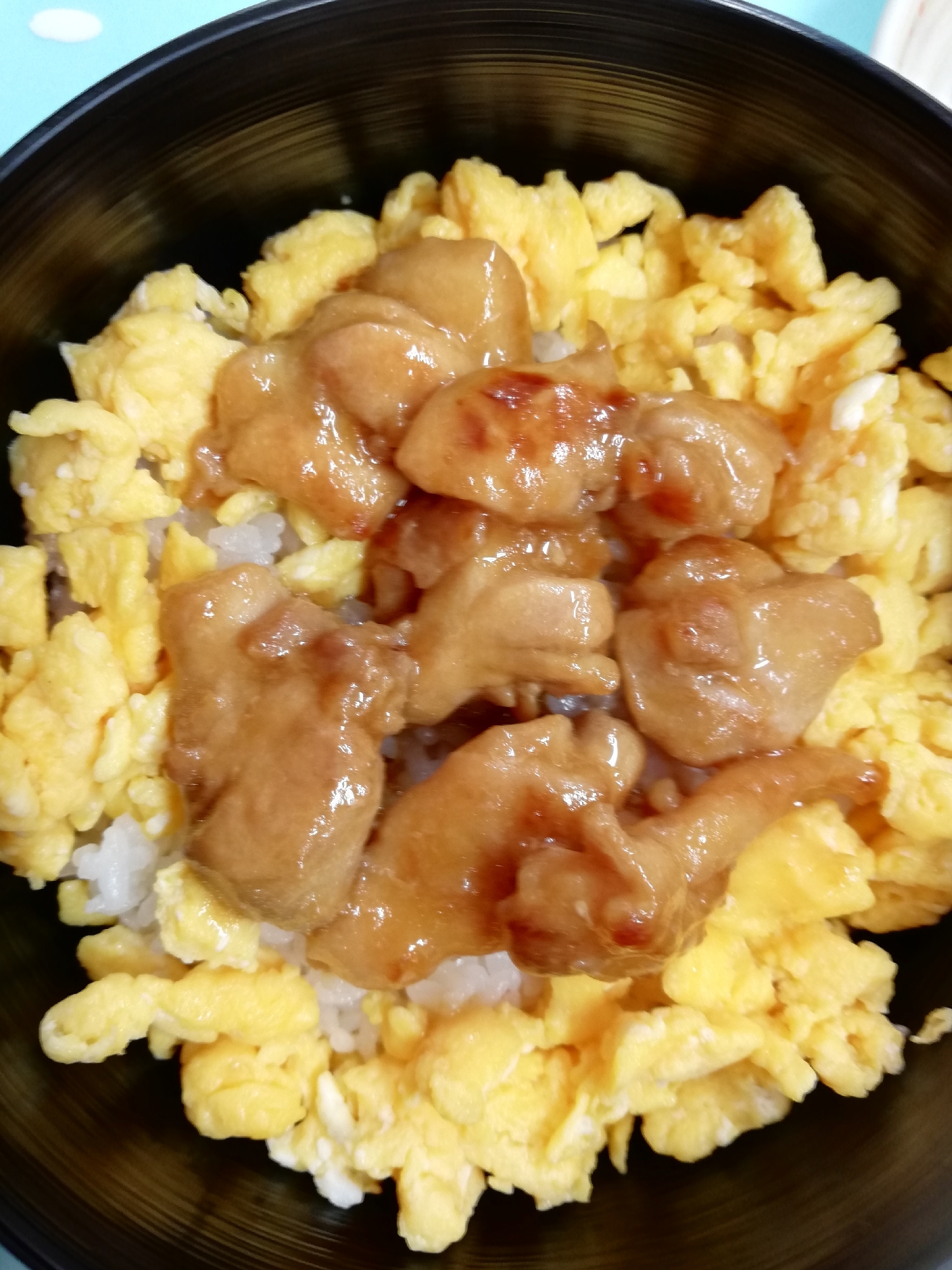 炒り卵と照り焼きチキン丼