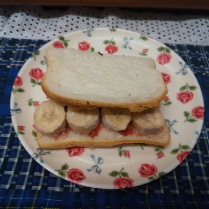 紅芋ジャムと練乳とバナナのサンドイッチ