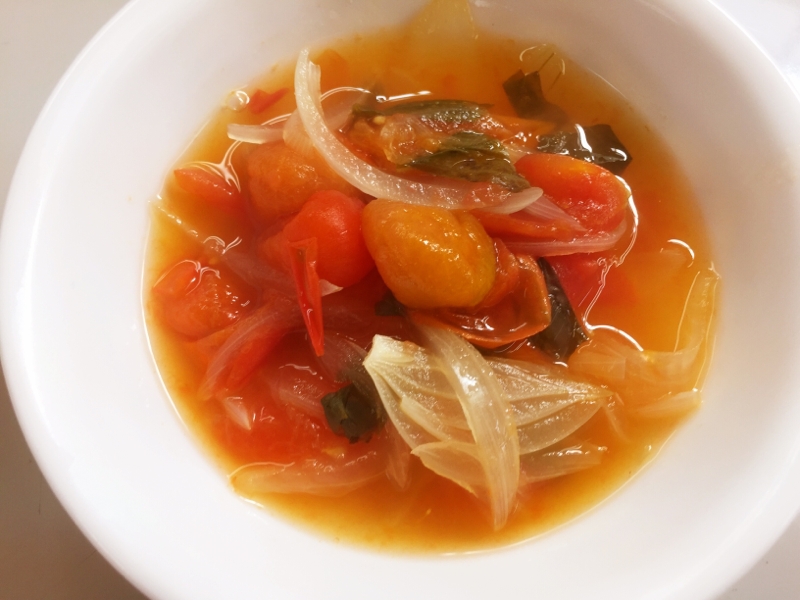 トマトと野菜のコンソメスープ