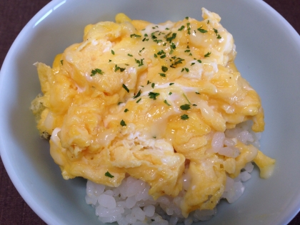 簡単朝御飯♪我が家の“チーズスクランブルエッグ丼”