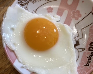 もやしと豚肉炒めの目玉焼きのせ！