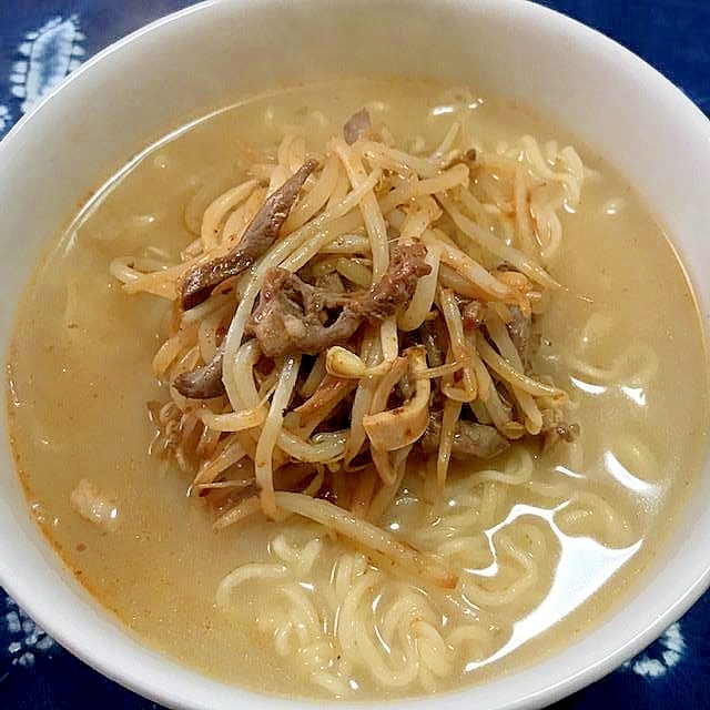麺鉢のに盛られた豚ハツのピリ辛とんこつラーメン