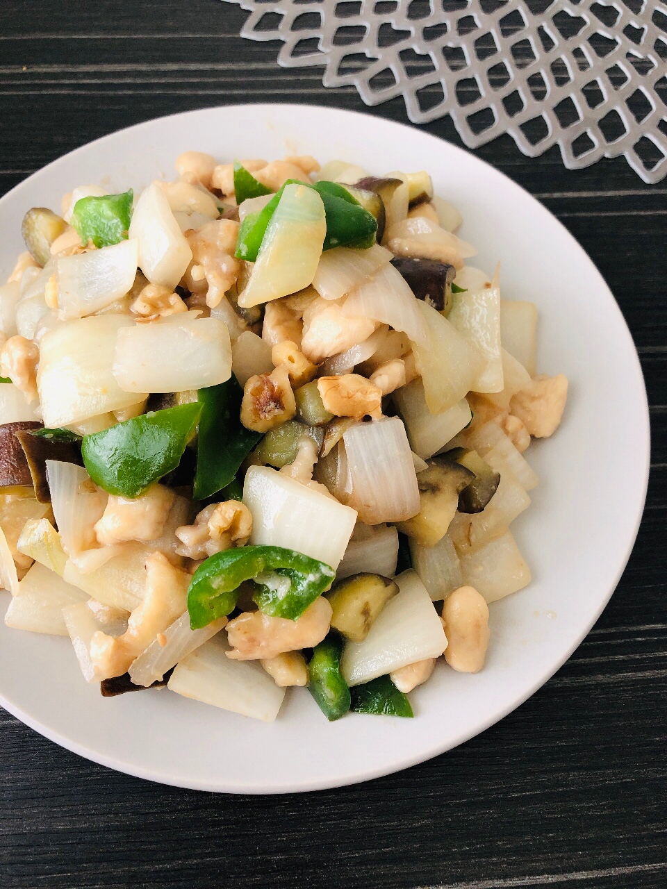 鶏むねダイスカットと夏野菜、胡桃の甘味噌炒め