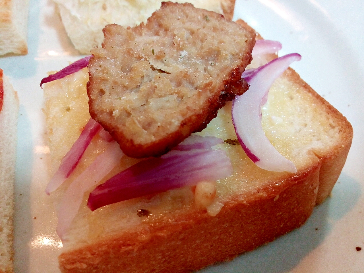 タル/ガーリックで　紫玉ねぎとハンバーグのトースト