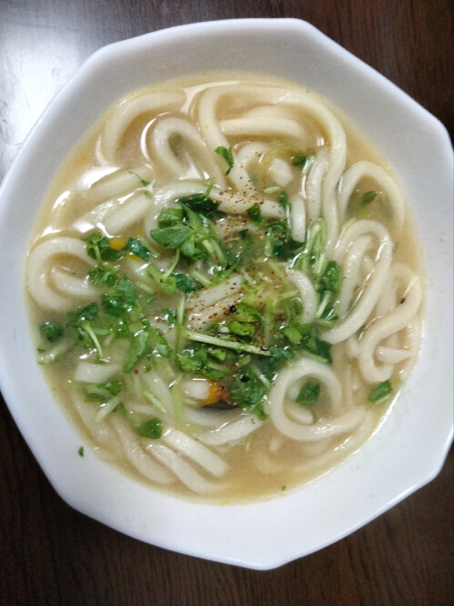 味噌汁の残りで煮込みうどん ちくわ豆苗入れて